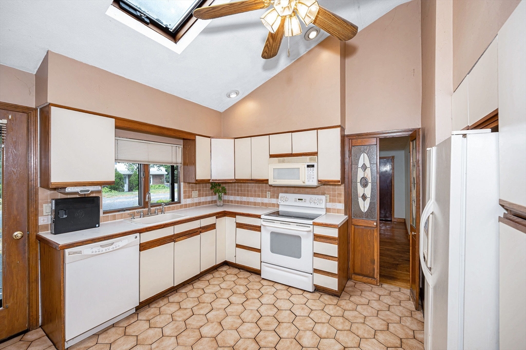 9 Pillings Road Saugus, MA 01906 - Photo 4 of 36 Gallery Image 4
