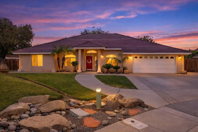 a view of house with a yard