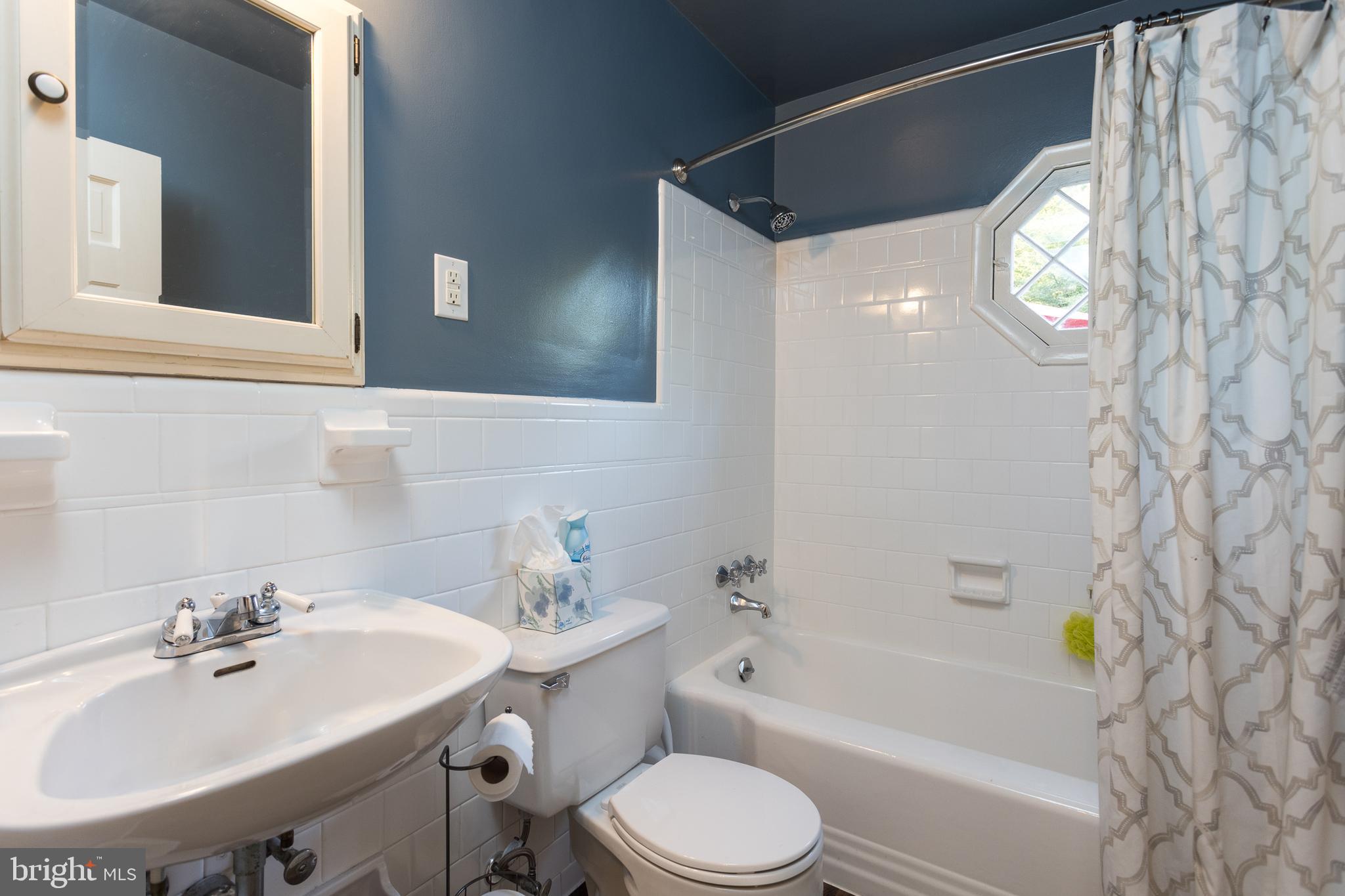 416 Aigburth Road Towson, MD 21286 - Photo 10 of 37 1st floor bath
