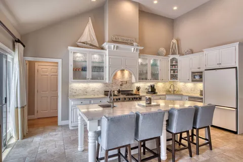 165 Tuckahoe Lane, Southampton, NY 11968