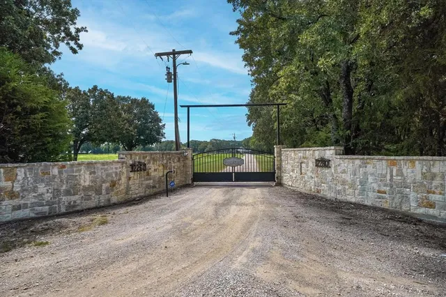 $2,100,000 | 12260 County Road 4017, Kemp, TX 75143