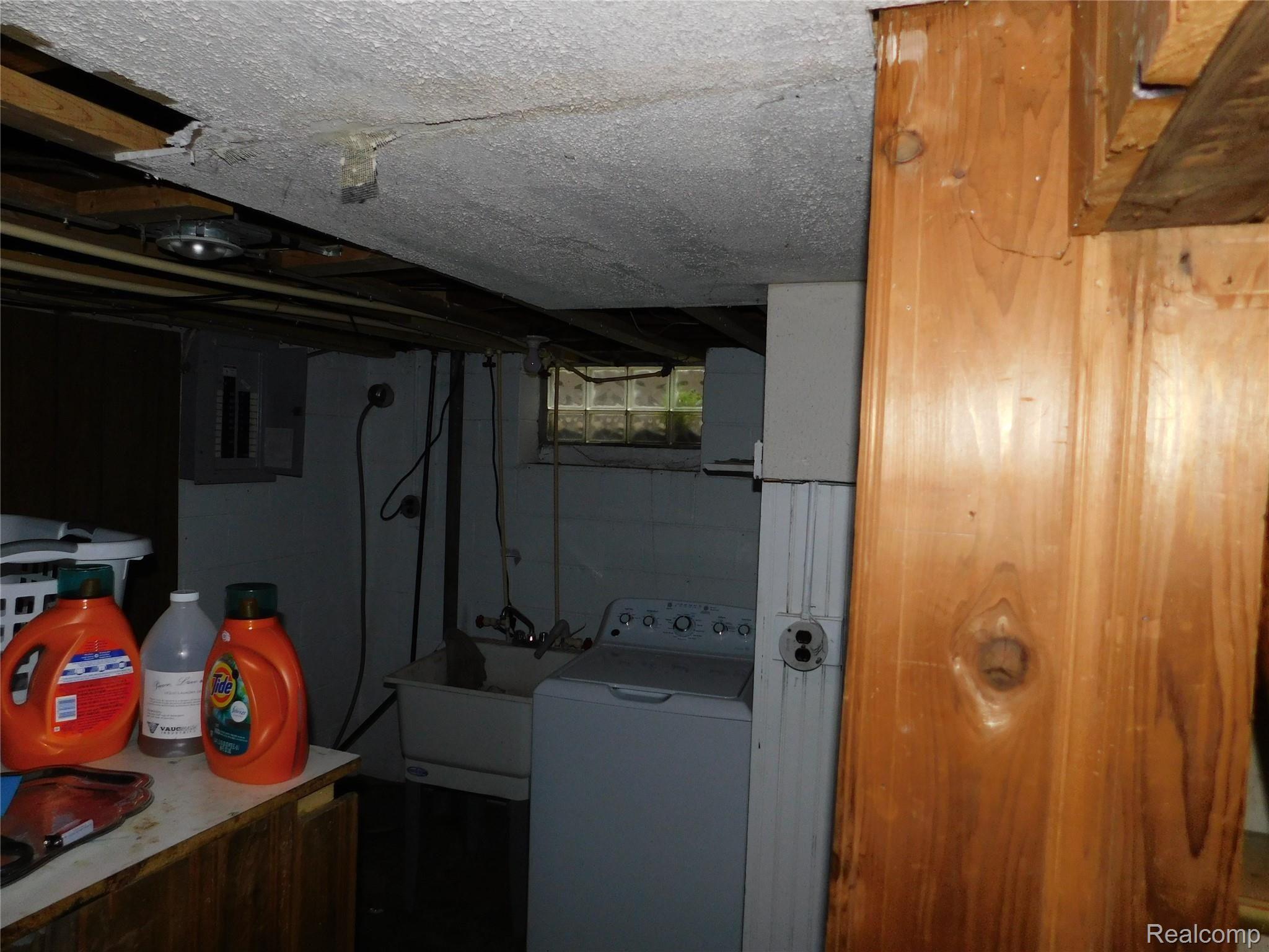 19420 Burt Road Detroit, MI 48219 - Photo 13 of 25 DSCN0136.JPG