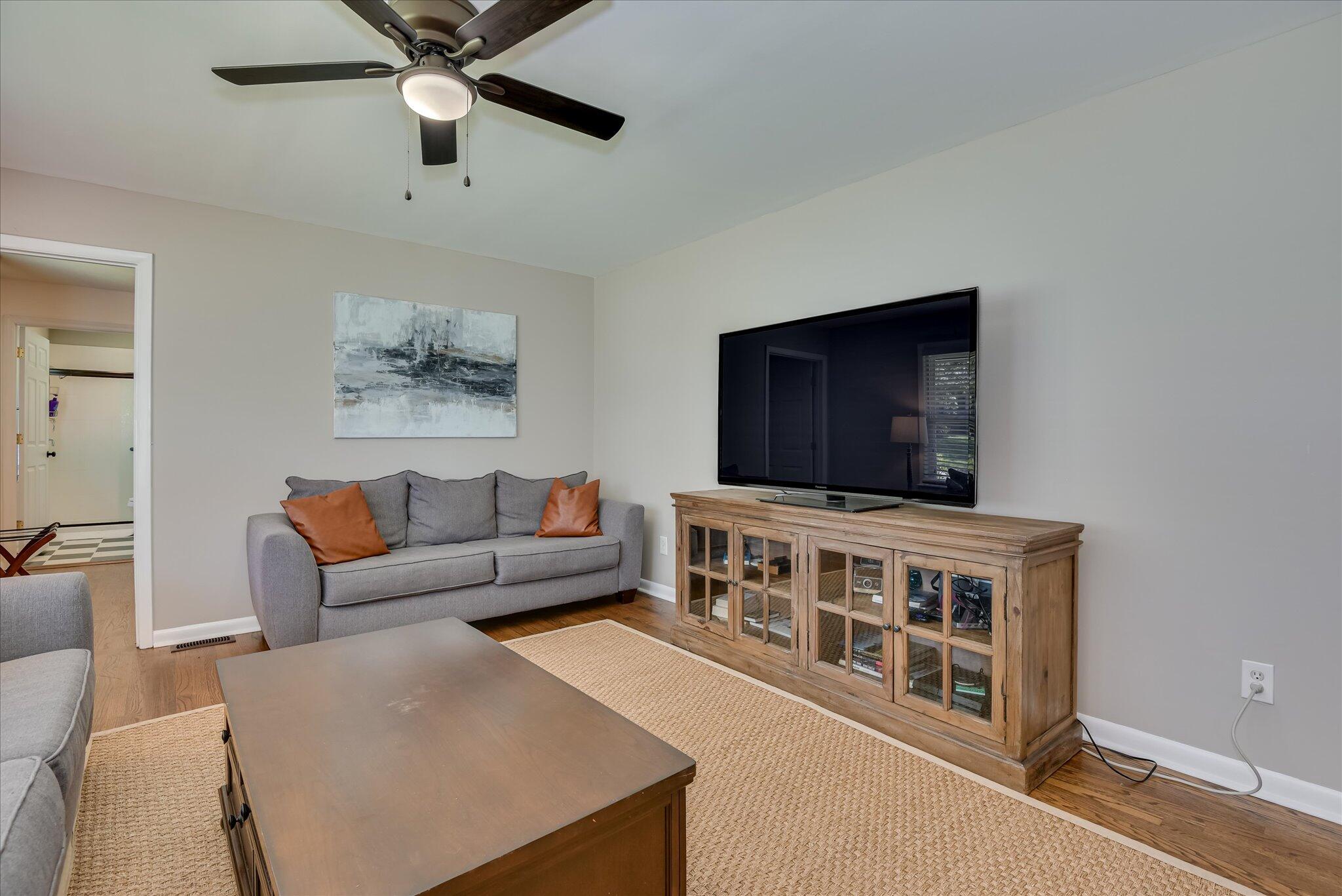 2433 Forest Park Road Augusta, GA 30904 - Photo 8 of 41 Living room