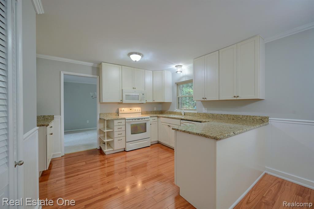 2449 Eaton Gate Road Lake Orion, MI 48360 - Photo 8 of 37 Gallery Image 8