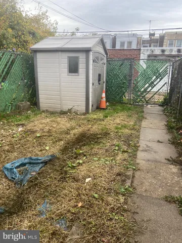 a view of a house with backyard