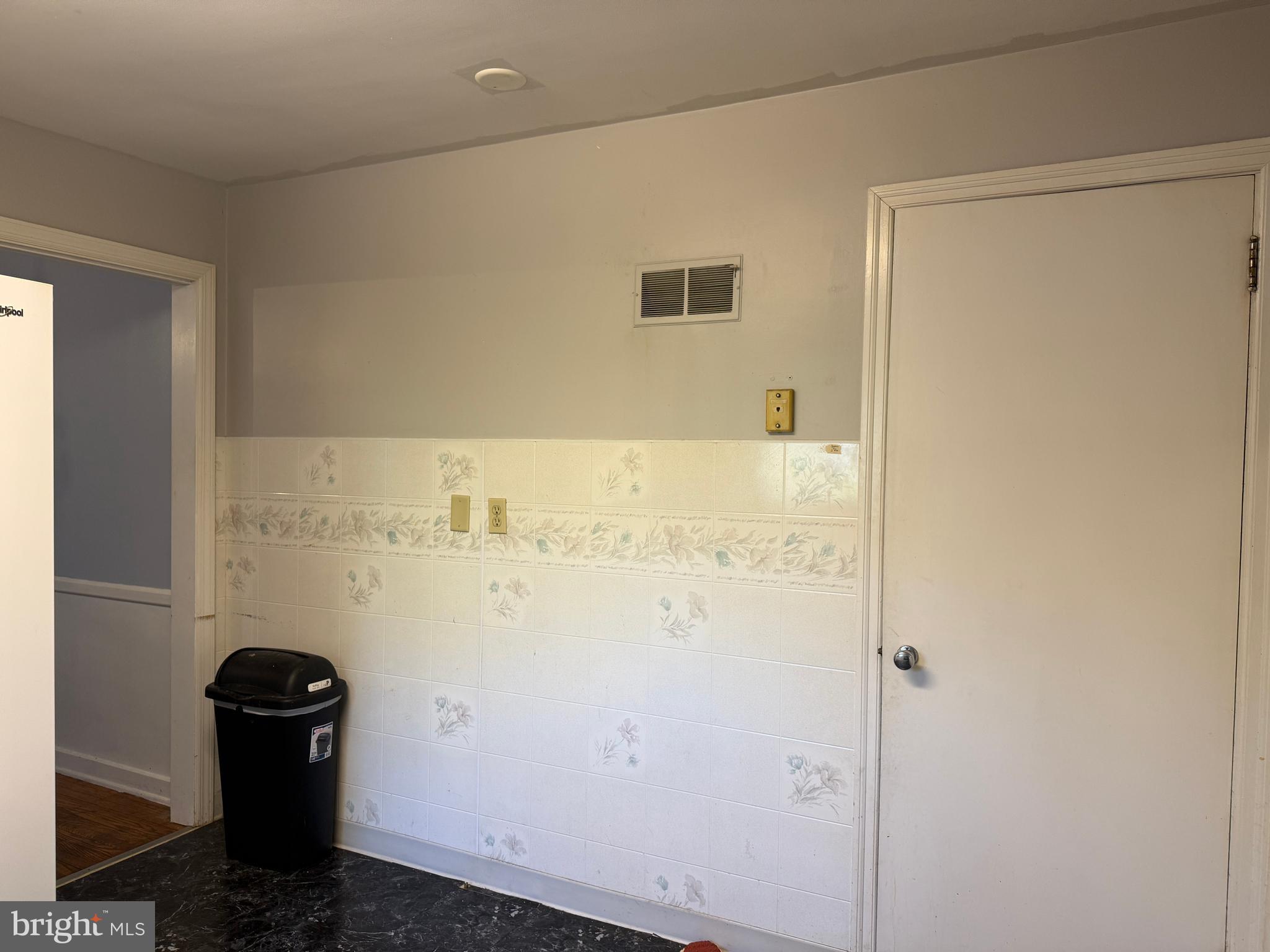 685 Colonial Avenue York, PA 17403 - Photo 14 of 45 a bathroom with a shower