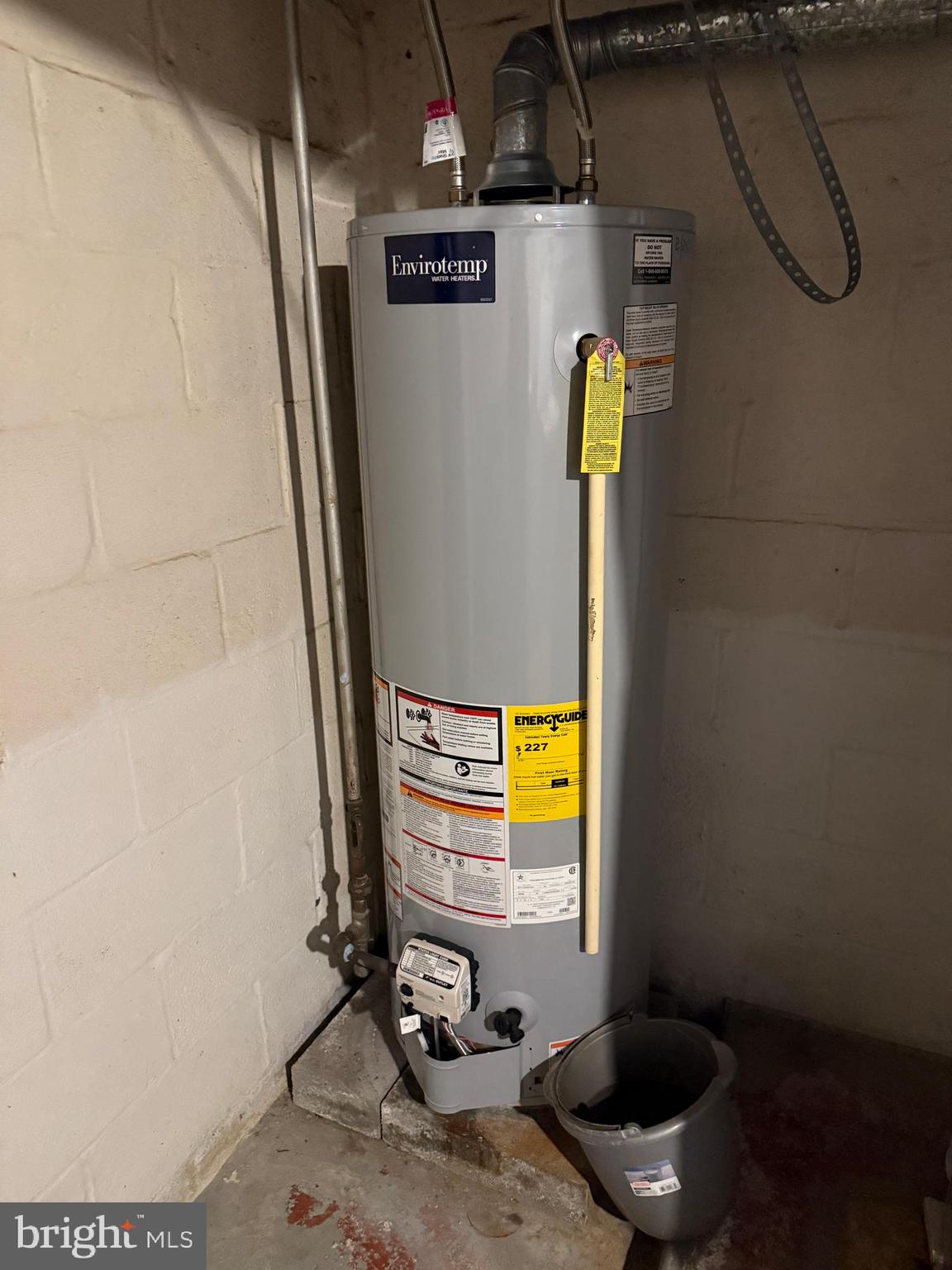 685 Colonial Avenue York, PA 17403 - Photo 32 of 45 a bathroom with a tub