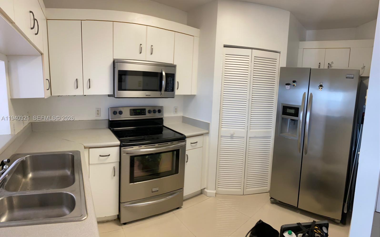 701 Brickell Key Boulevard, Unit LPH01 Miami, FL 33131 - Photo 6 of 15 a kitchen with a stove and a microwave
