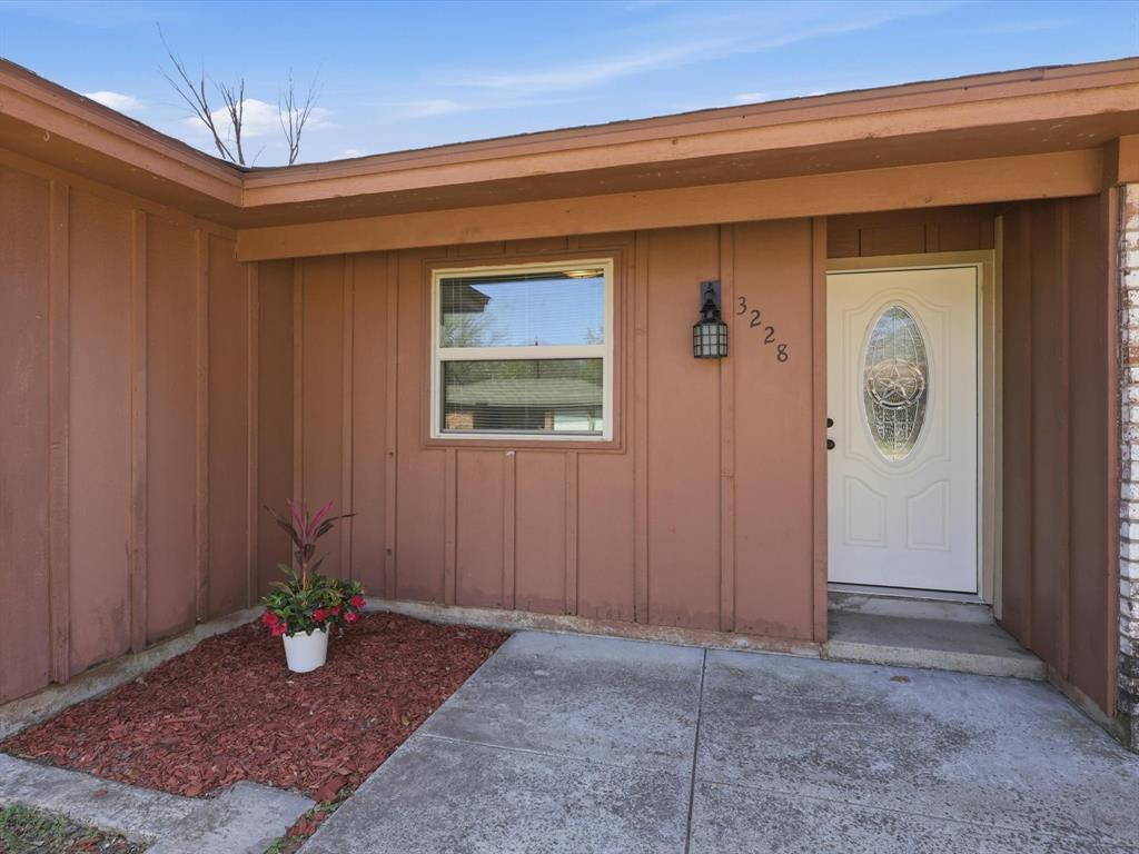 3228 Hummingbird Lane Denton, TX 76209 - Photo 4 of 27 a view of entryway