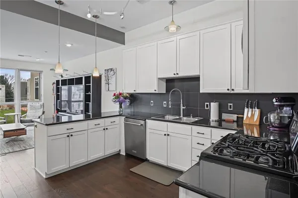 $599,000 | 1605 Summit Street, Kansas City, MO 64108