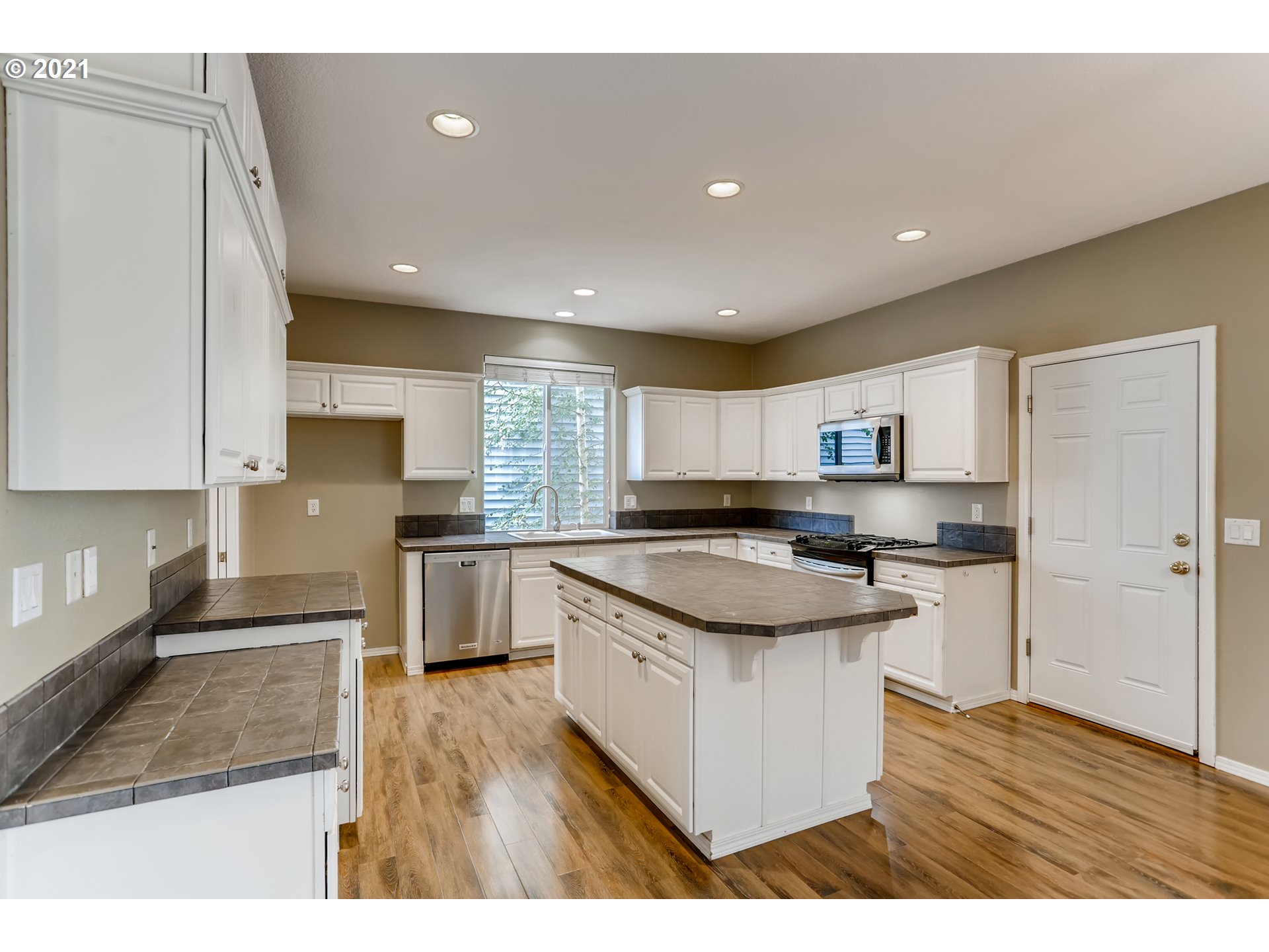 10671 Southwest Washington Street Portland, OR 97225 - Photo 12 of 31 Gallery Image 12