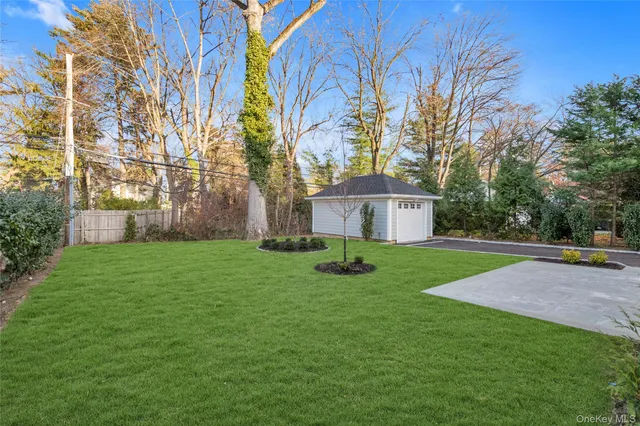 a view of a house with backyard and garden