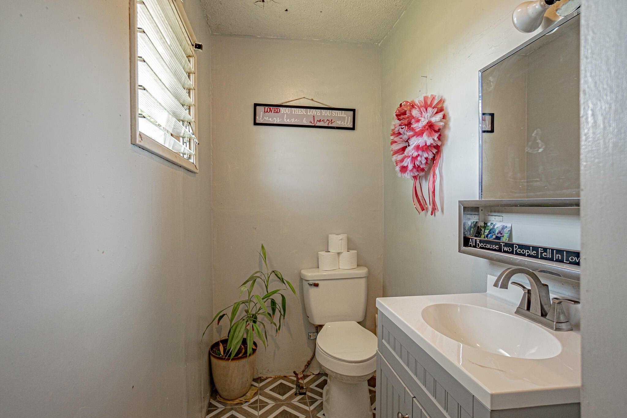 444 East Dutton Road Eagle Point, OR 97524 - Photo 33 of 40 Second Home Bathroom 2
