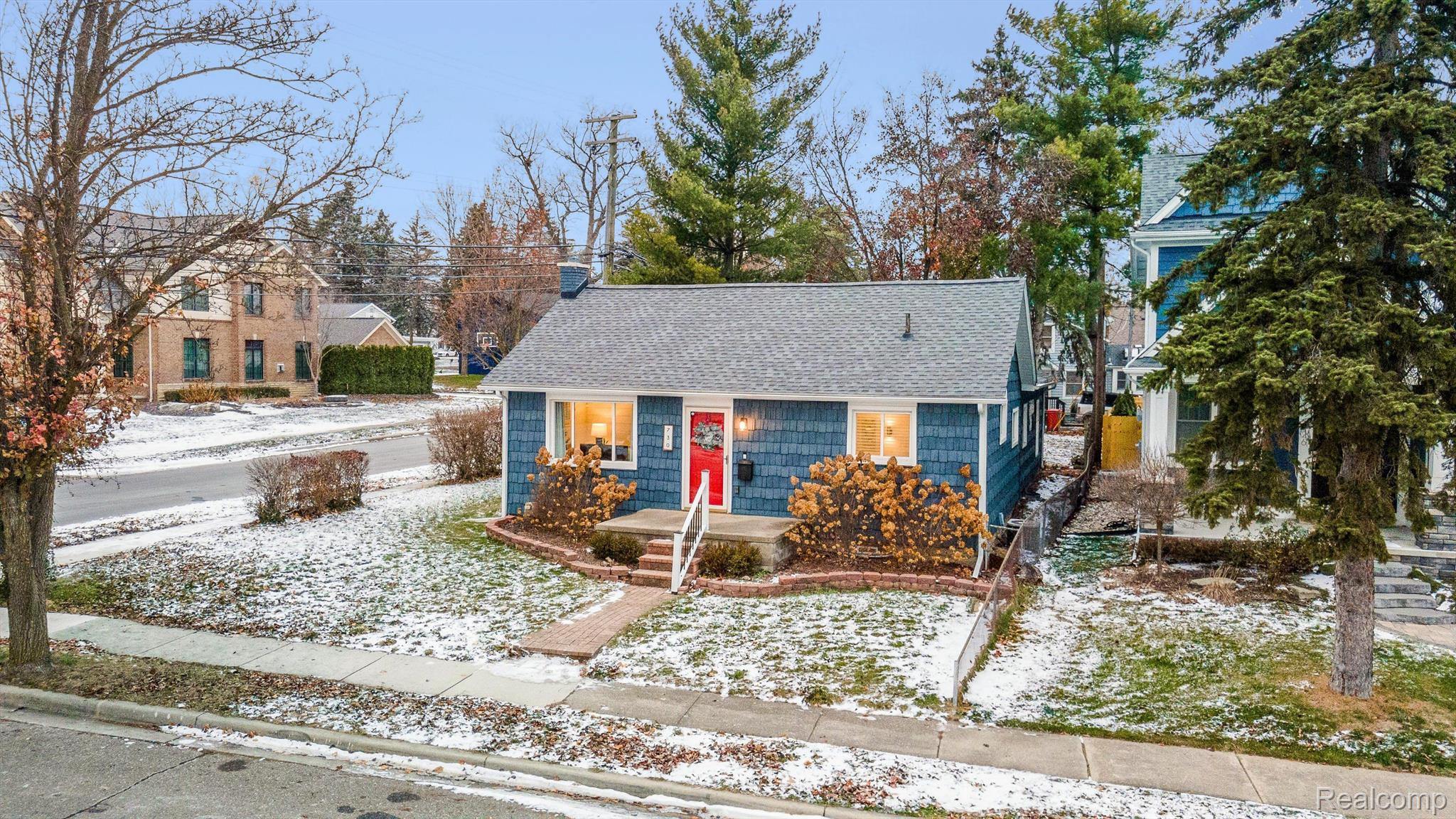 730 Renshaw Street Rochester, MI 48307 - Photo 3 of 45