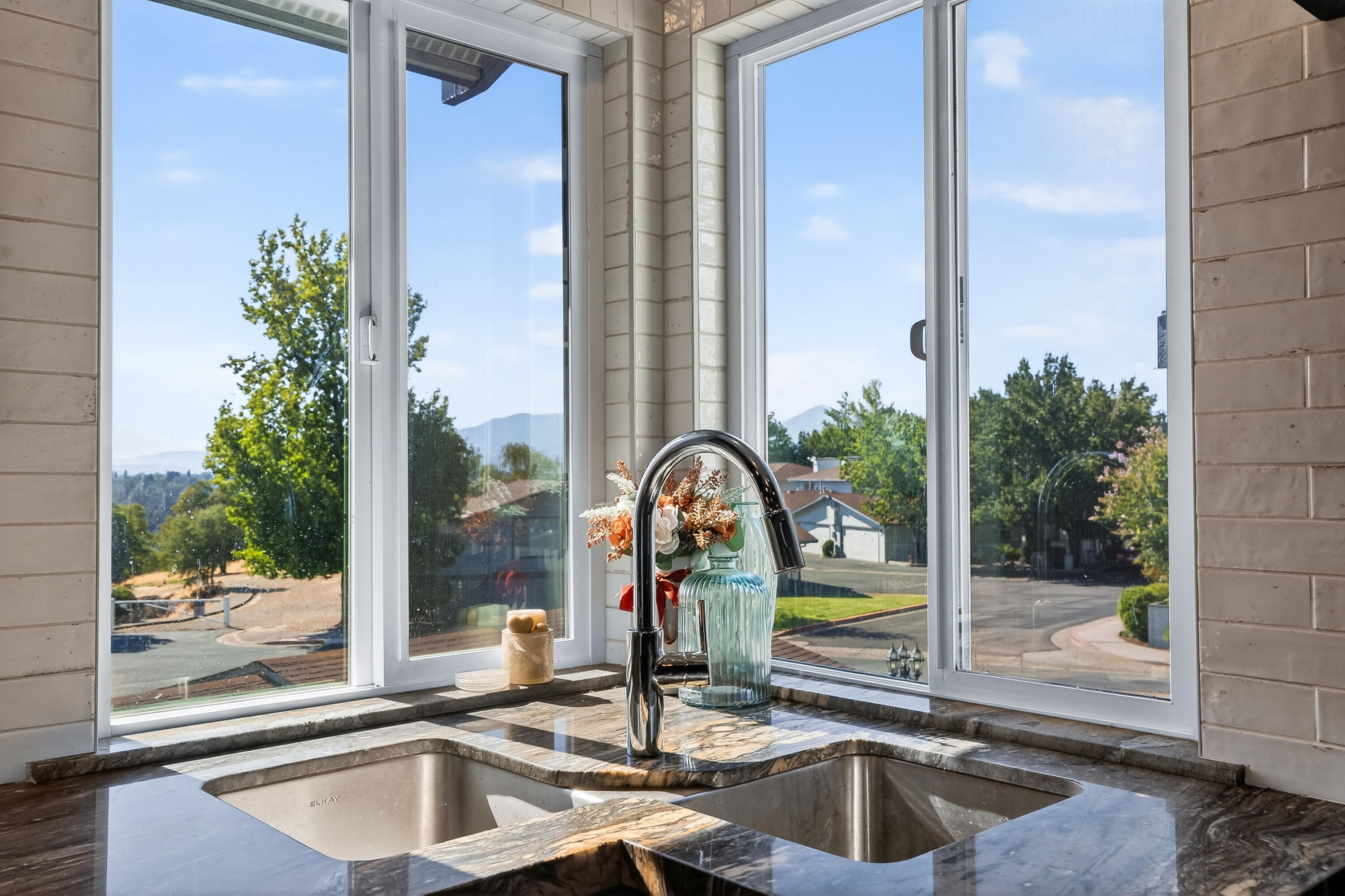 211 Ridgetop Drive, Unit 213 Redding, CA 96003 - Photo 4 of 23 ridgecrest-07995