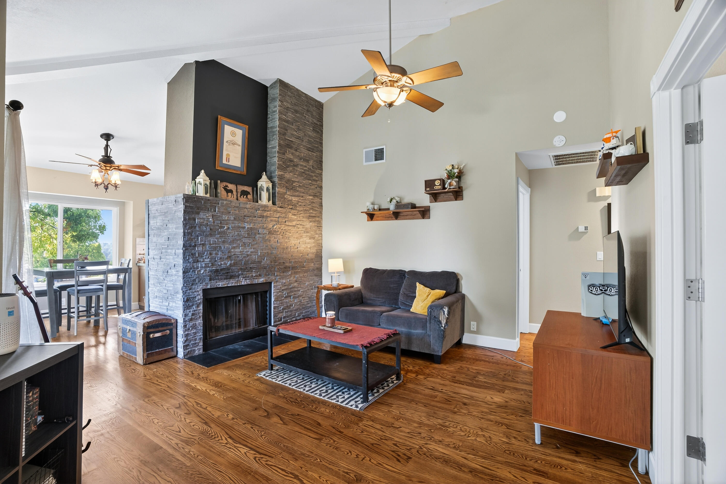 211 Ridgetop Drive, Unit 213 Redding, CA 96003 - Photo 6 of 23 ridgecrest-08020