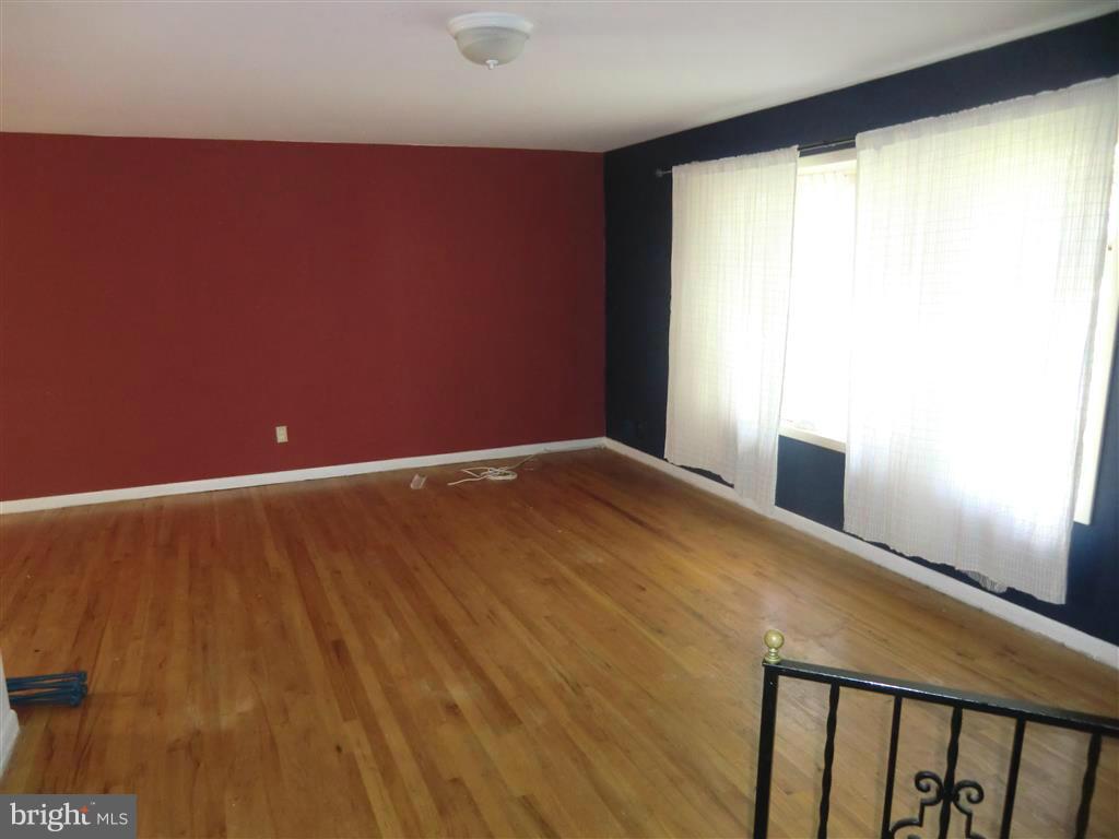 12120 Arbie Road Silver Spring, MD 20904 - Photo 4 of 17 Living Room
