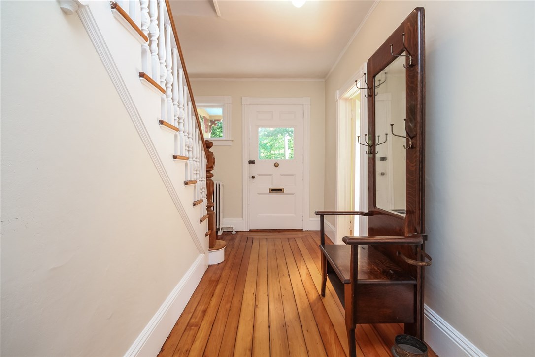 521 Spring Street Newport, RI 02840 - Photo 3 of 32 Foyer
