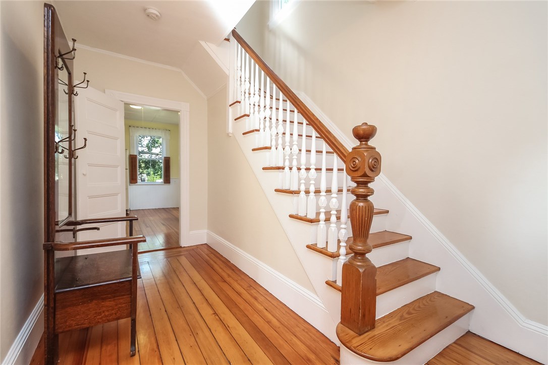 521 Spring Street Newport, RI 02840 - Photo 4 of 32 Foyer