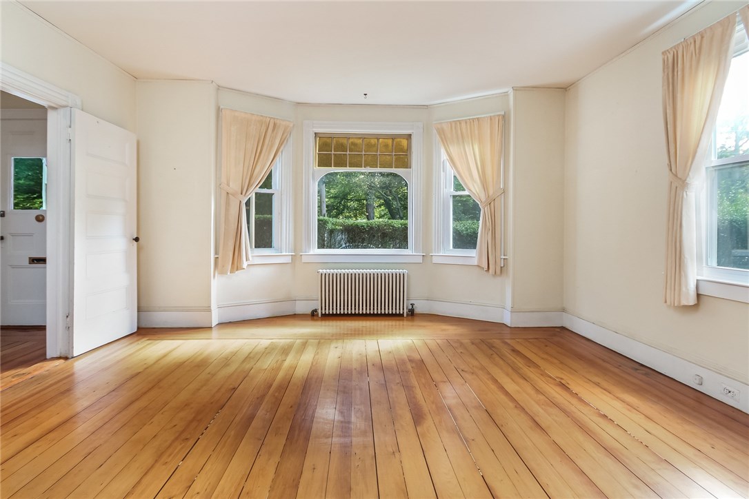 521 Spring Street Newport, RI 02840 - Photo 5 of 32 Living room