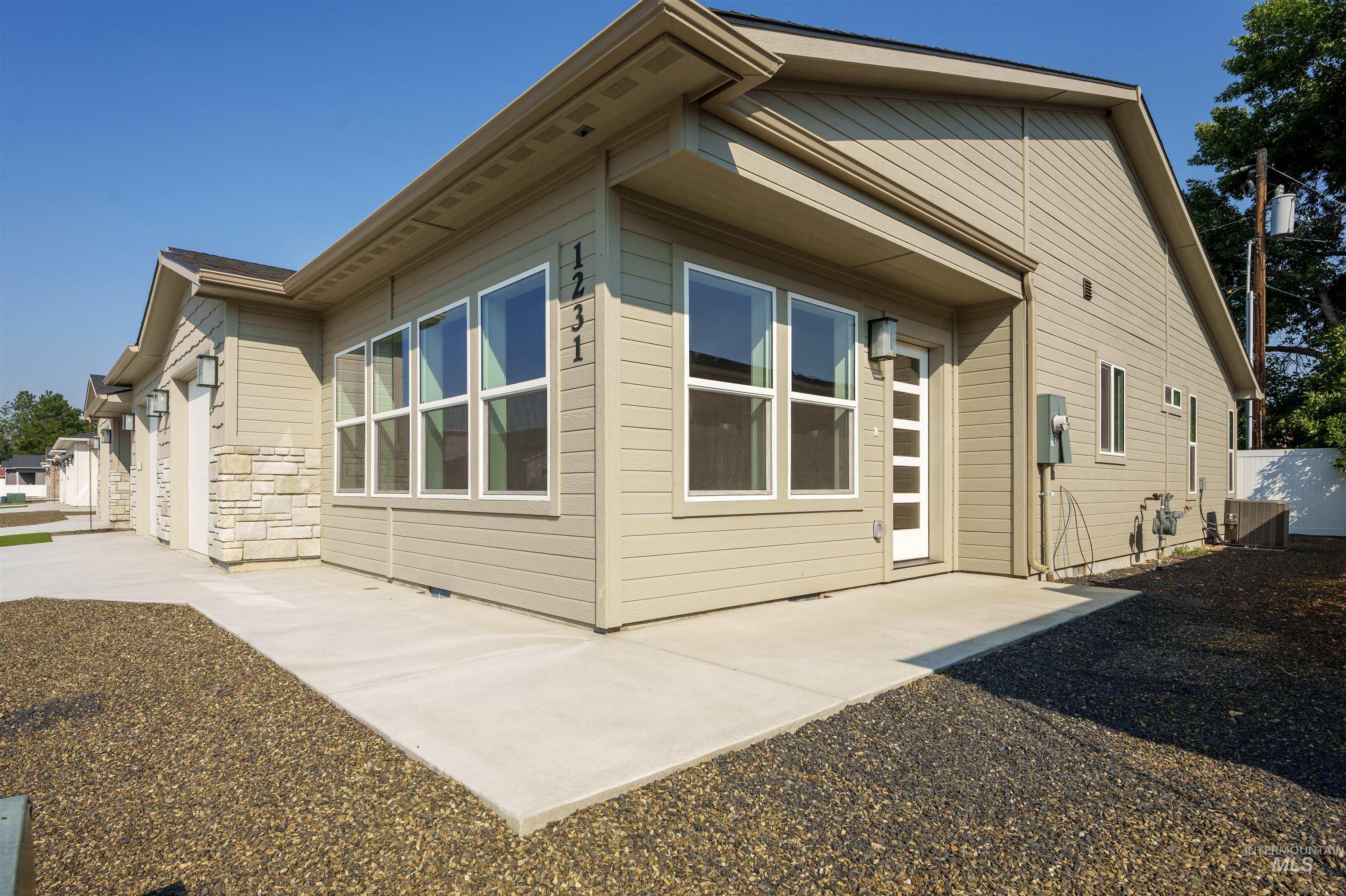 1231 Phillips Circle Ontario, OR 97914 - Photo 2 of 23