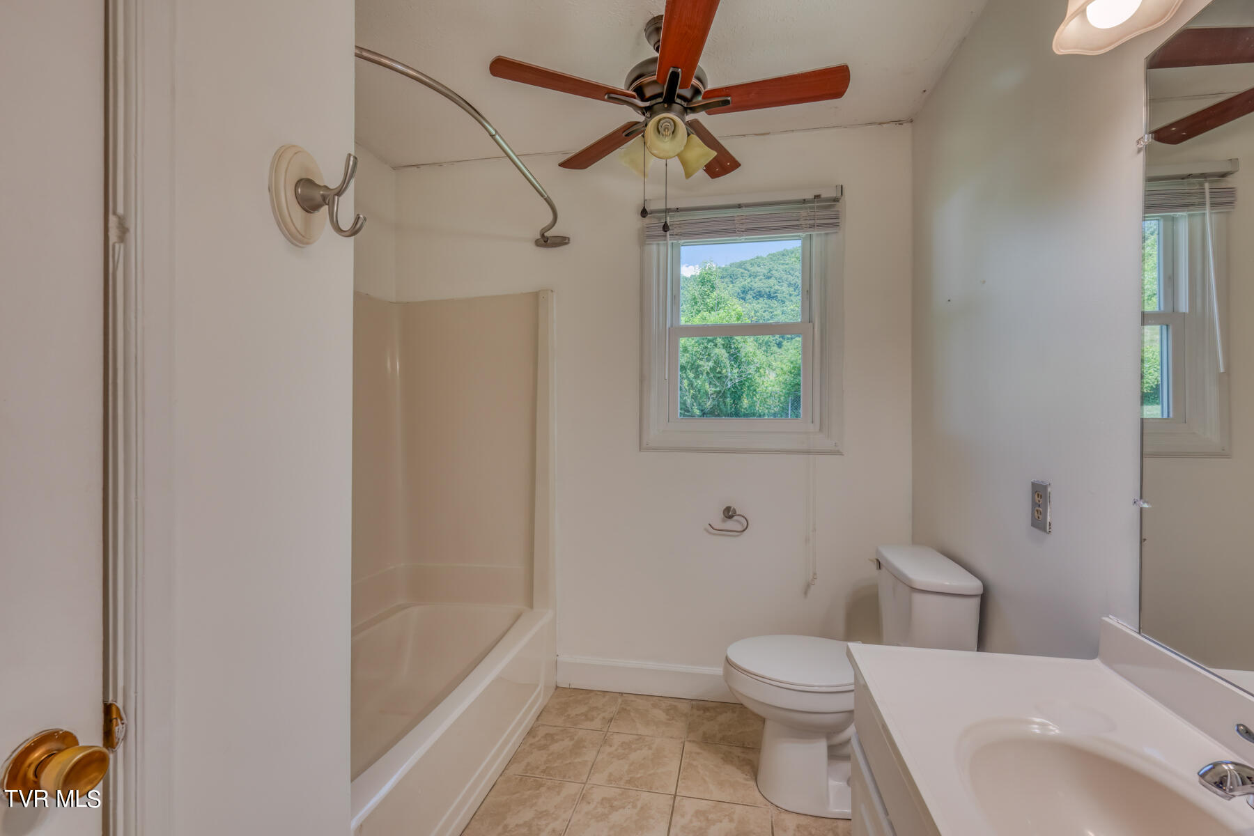 121 Ralph Garland Lane Unicoi, TN 37692 - Photo 12 of 31 121 Ralph Garland Ln-24
