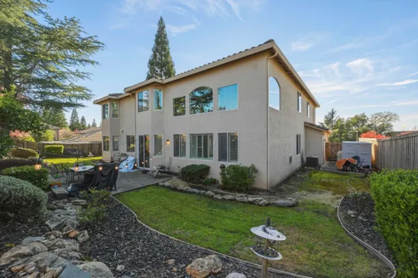 a view of backyard of the house