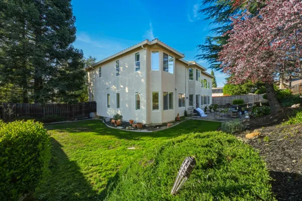 a view of a house with backyard and garden