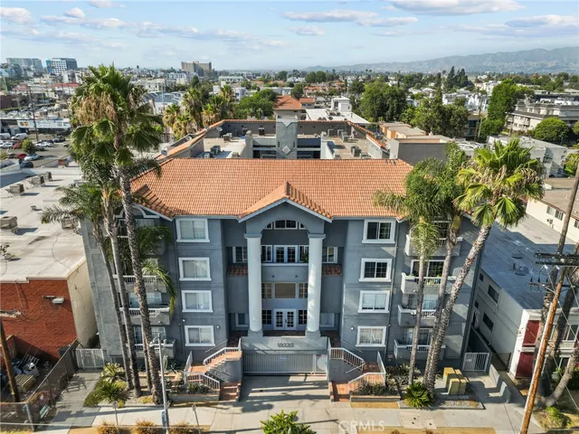 $699,000 | 10925 Blix Street, Unit 305, Toluca Lake, CA 91602