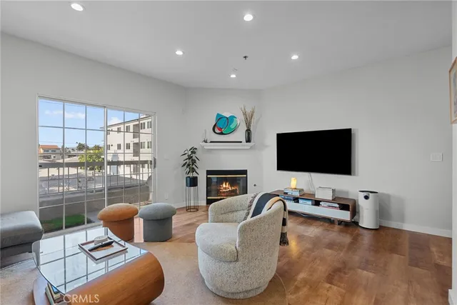 $699,000 | 10925 Blix Street, Unit 305, Toluca Lake, CA 91602
