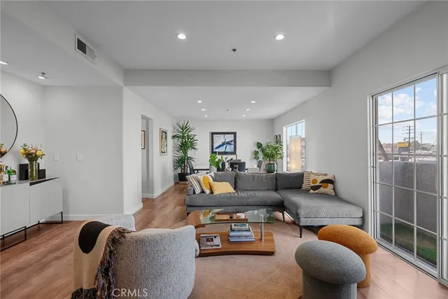 $699,000 | 10925 Blix Street, Unit 305, Toluca Lake, CA 91602