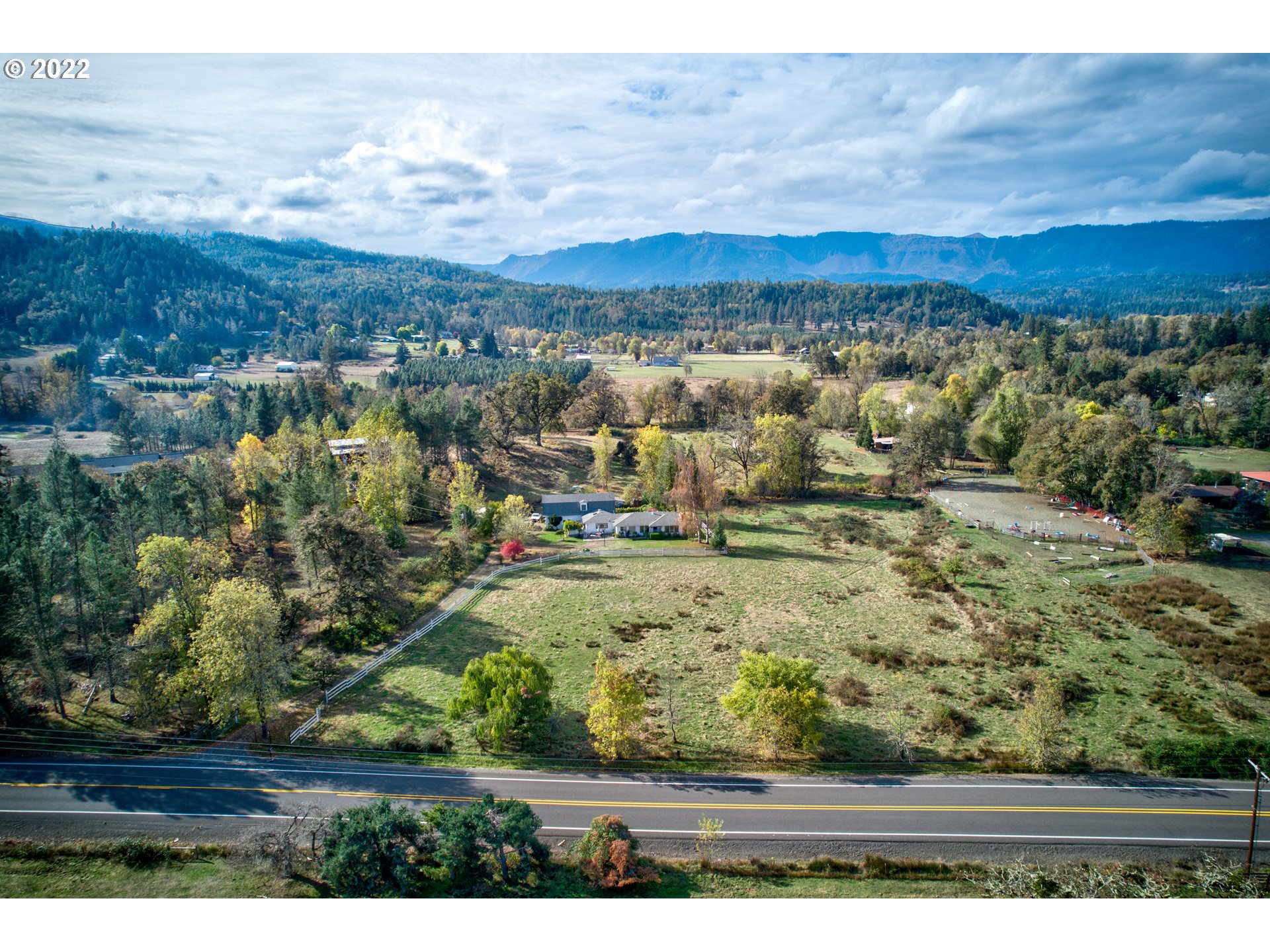 4004 Colonial Road Roseburg, OR 97471 - Photo 2 of 31 Gallery Image 2