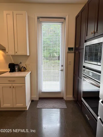 a close up view of a washer and dryer