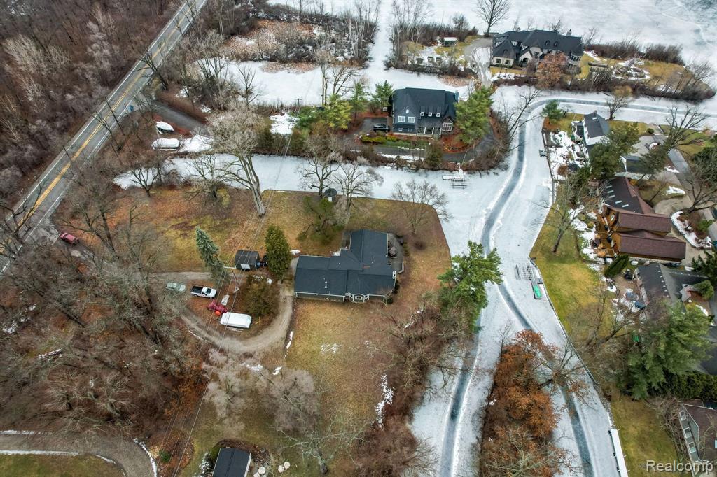 9045 Commerce Road Commerce Township, MI 48382 - Photo 4 of 46