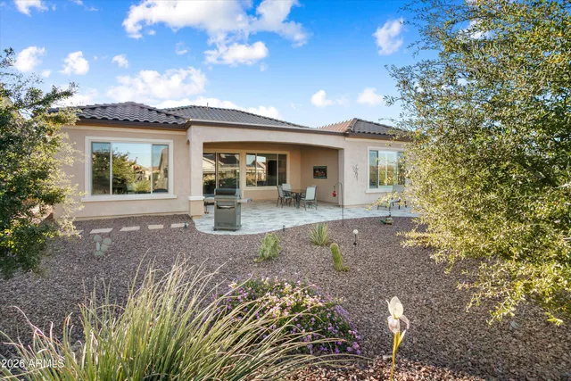 a view of a backyard