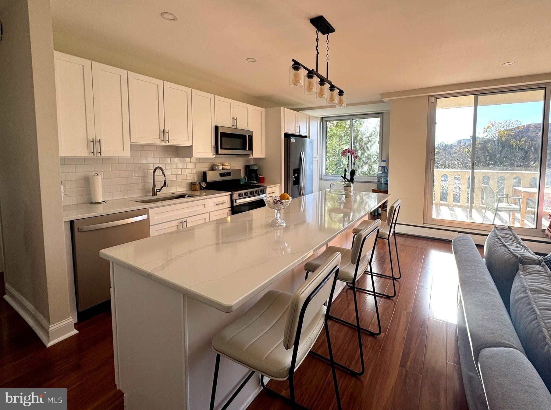 191 Presidential Boulevard, Unit R524 Bala Cynwyd, PA 19004 - Photo 15 of 28 Kitchen w/ large island