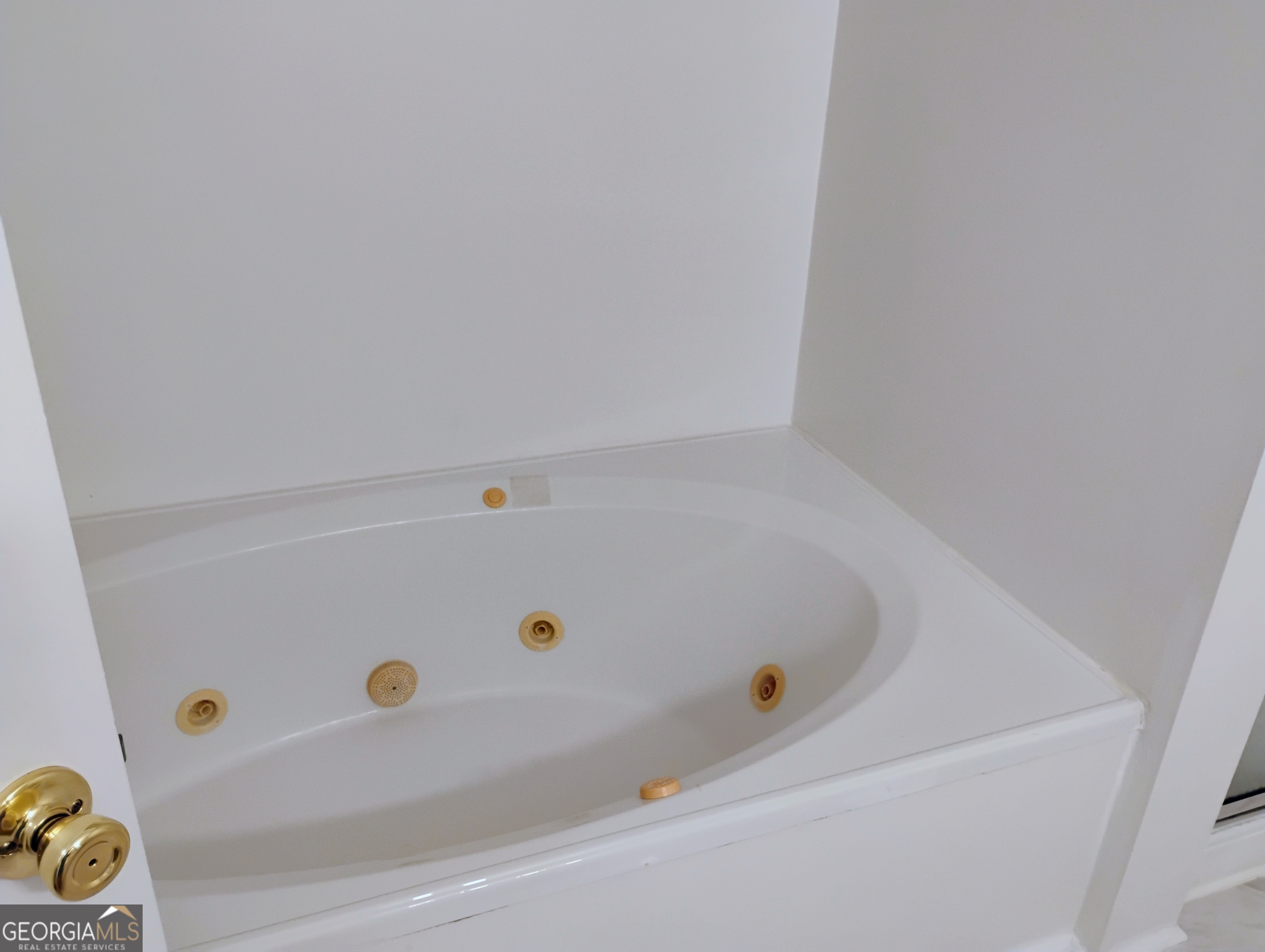 6501 River Run Road Riverdale, GA 30274 - Photo 11 of 18 a bathroom with a tub