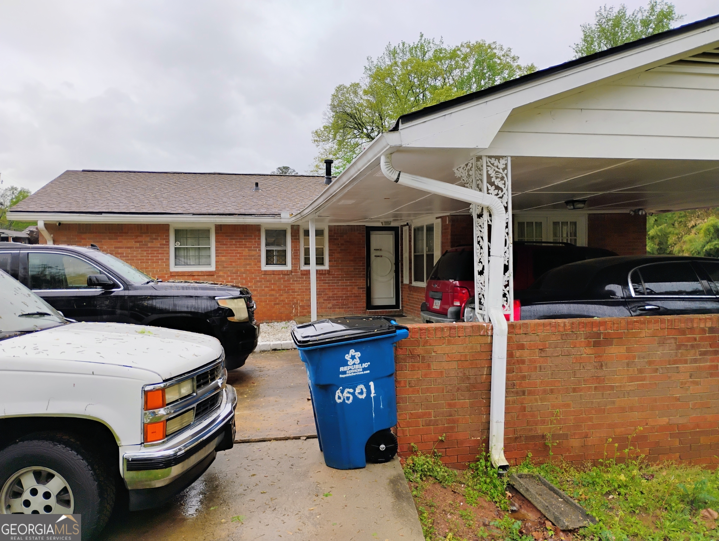 6501 River Run Road Riverdale, GA 30274 - Photo 4 of 18 a view of car parked in front of house
