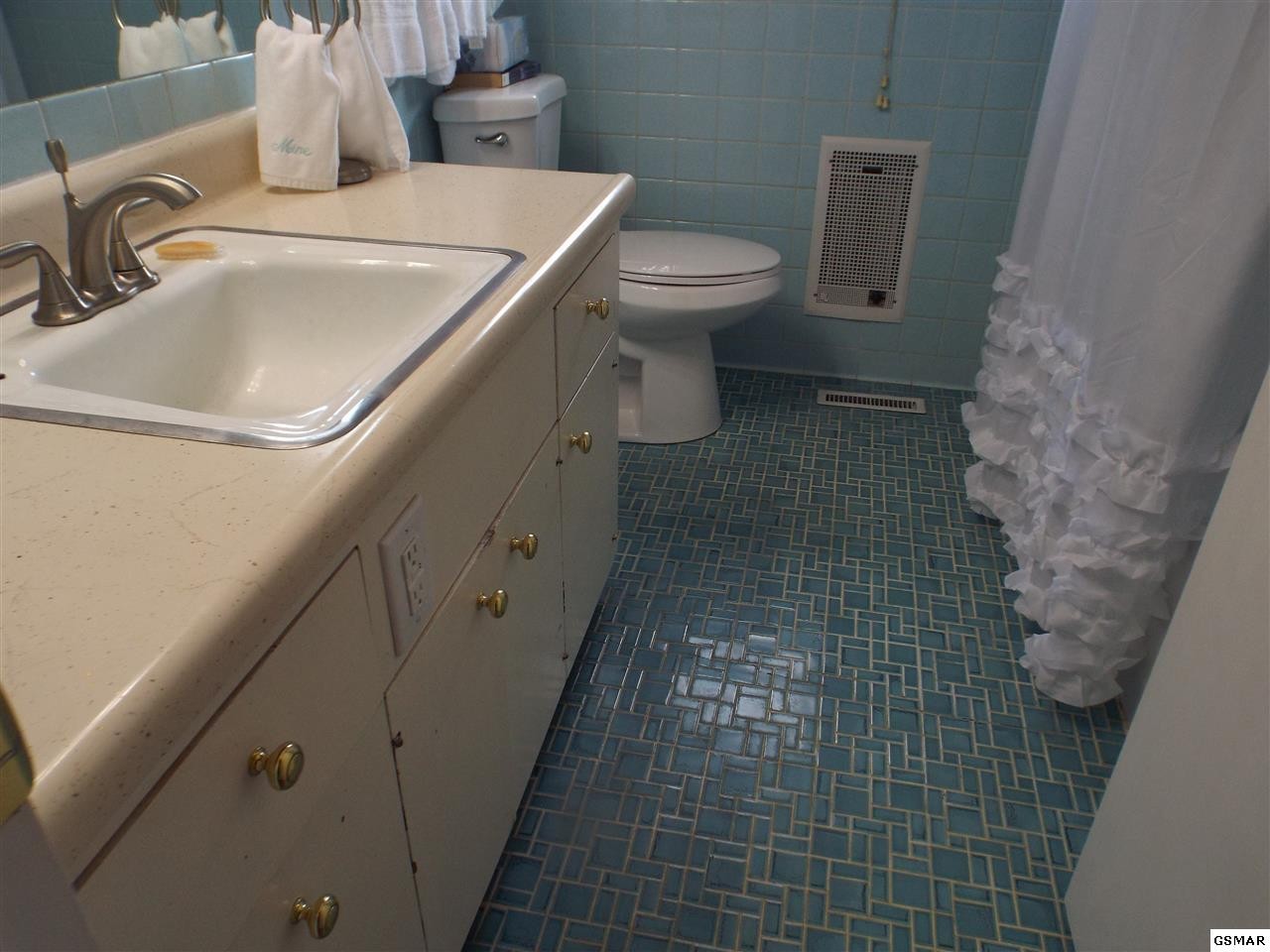 417 New Riverside Drive Sevierville, TN 37862 - Photo 9 of 18 a bathroom with a sink and toilet