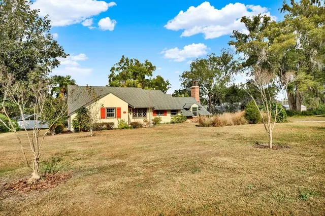 a view of a house with a yard