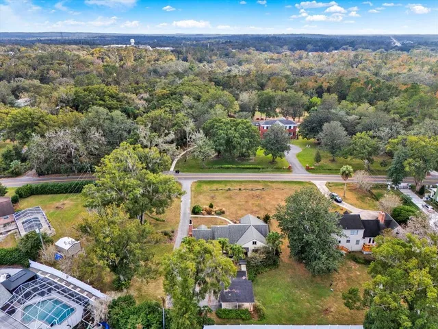 a black and white photo of a room