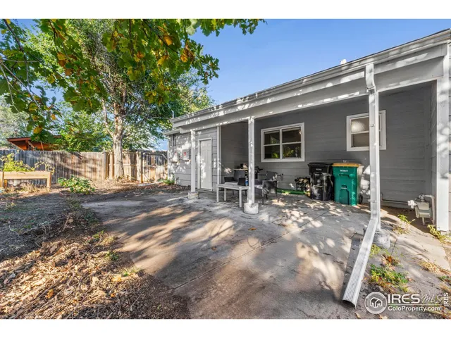 a view of backyard of the house