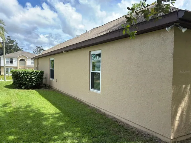 a view of a house with backyard and garden