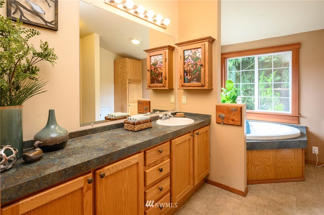 10024 Southwest Cove Road Vashon, WA 98070 - Photo 11 of 24