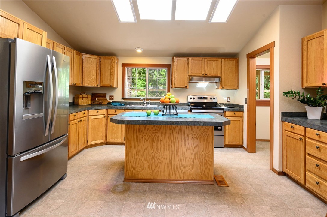 10024 Southwest Cove Road Vashon, WA 98070 - Photo 7 of 24