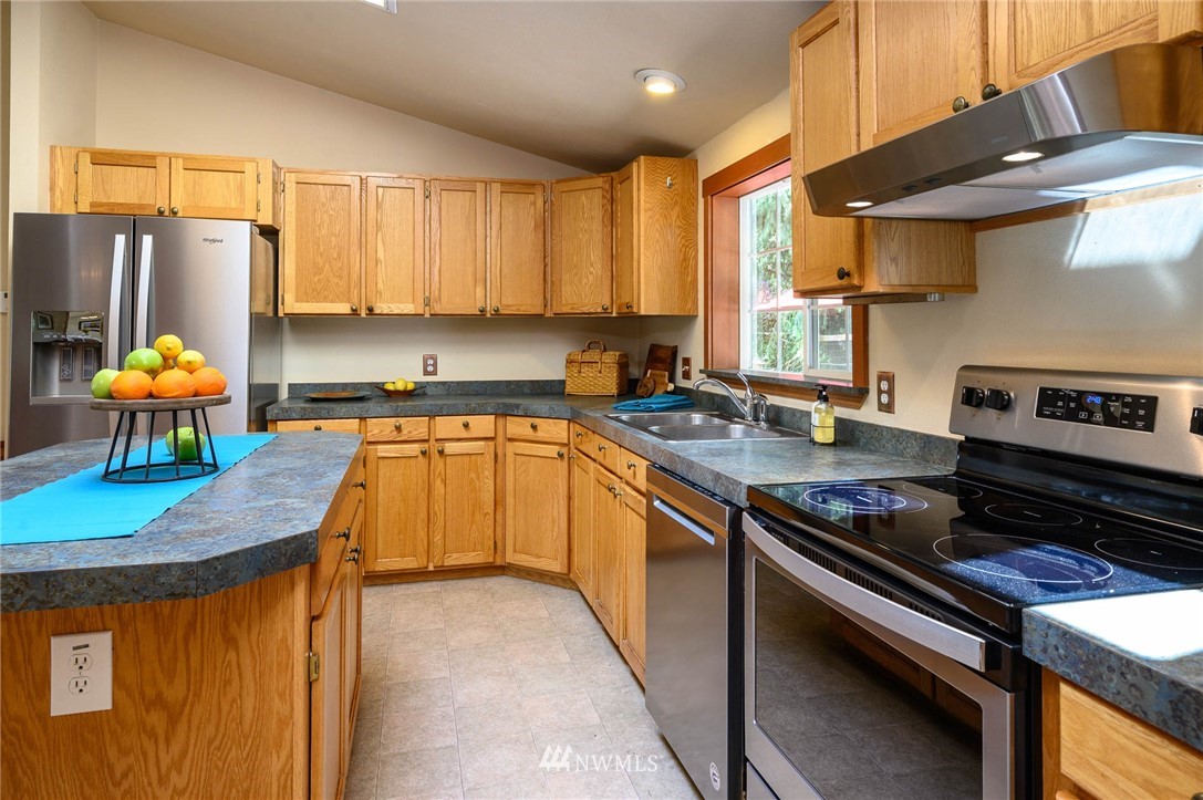 10024 Southwest Cove Road Vashon, WA 98070 - Photo 8 of 24