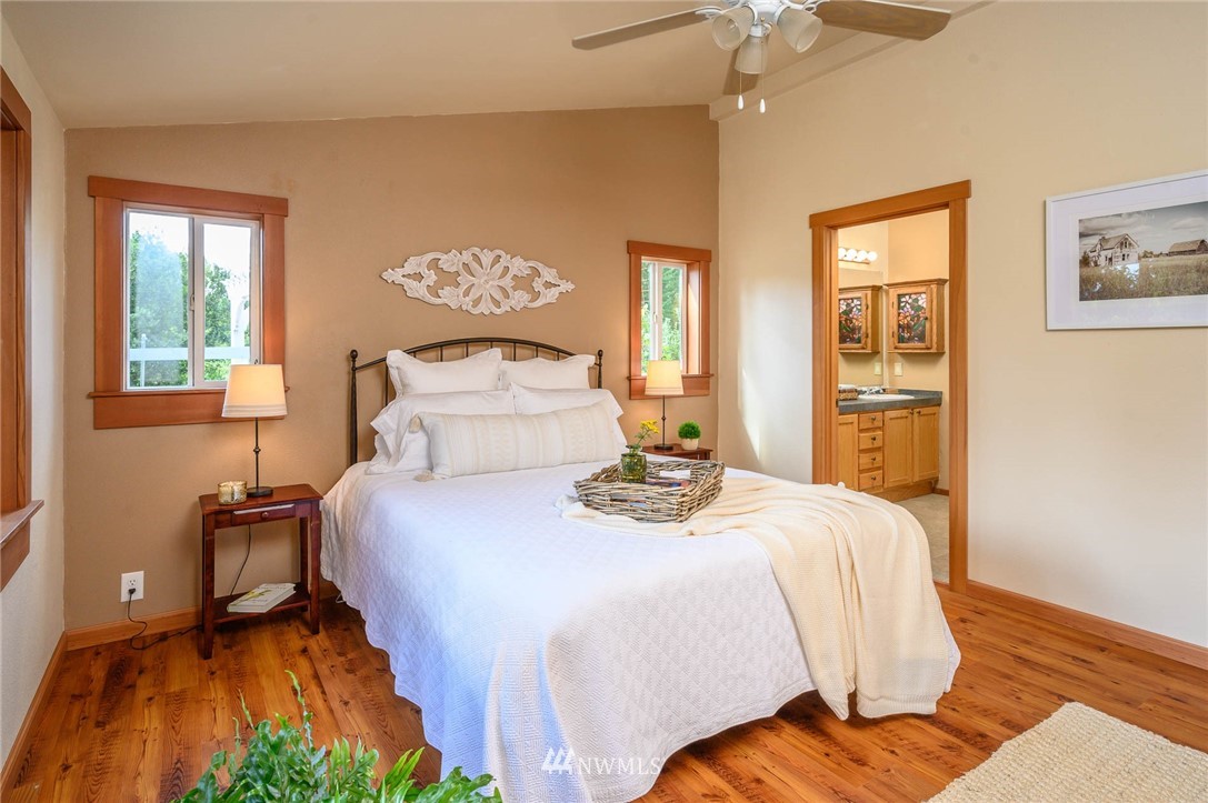 10024 Southwest Cove Road Vashon, WA 98070 - Photo 10 of 24