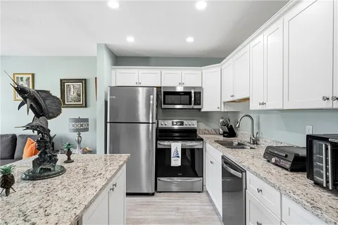 $169,700 | 2800 Indian River Boulevard, Unit 9D, Vero Beach, FL 32960