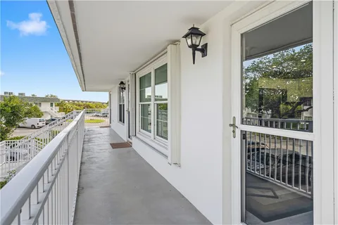 $169,700 | 2800 Indian River Boulevard, Unit 9D, Vero Beach, FL 32960
