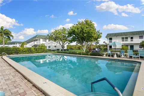 $169,700 | 2800 Indian River Boulevard, Unit 9D, Vero Beach, FL 32960